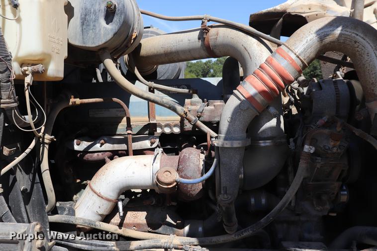 image for item ED9579 1999 International 9900 semi truck