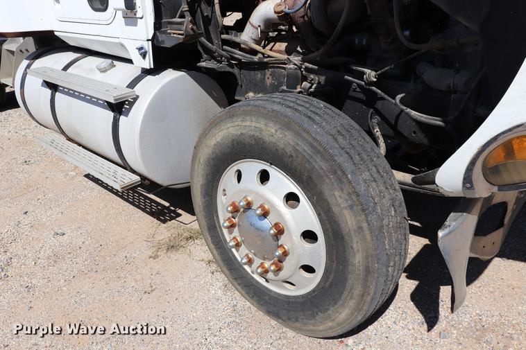 image for item ED9579 1999 International 9900 semi truck