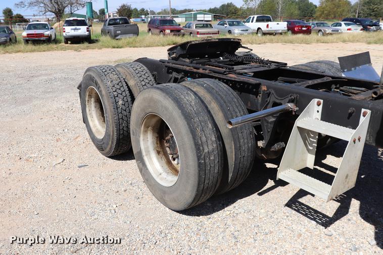 image for item ED9579 1999 International 9900 semi truck