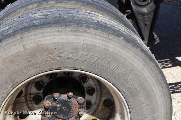 image for item ED9579 1999 International 9900 semi truck