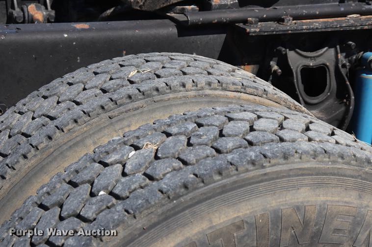 image for item ED9579 1999 International 9900 semi truck