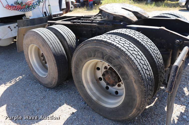 image for item ED9579 1999 International 9900 semi truck