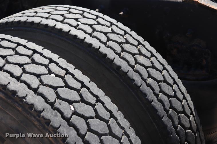 image for item ED9579 1999 International 9900 semi truck