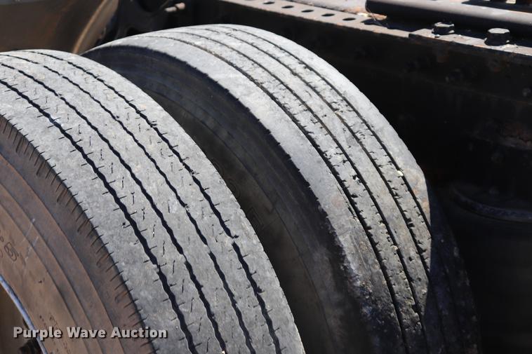 image for item ED9579 1999 International 9900 semi truck