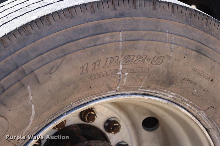 image for item ED9579 1999 International 9900 semi truck