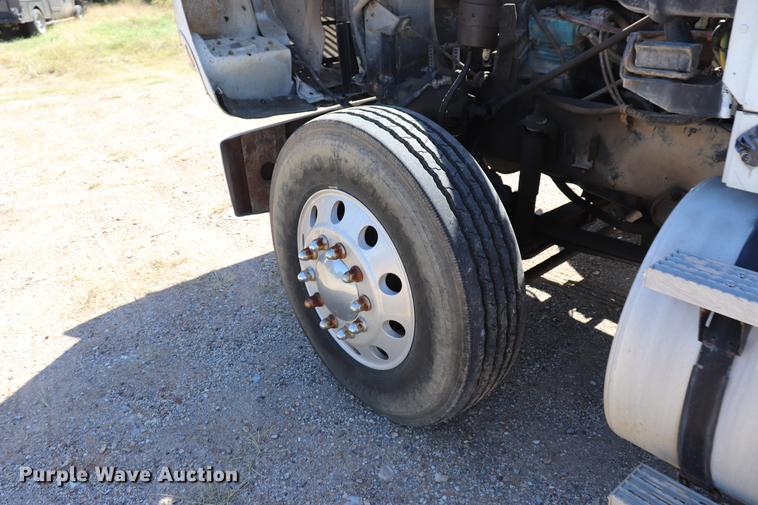 image for item ED9579 1999 International 9900 semi truck