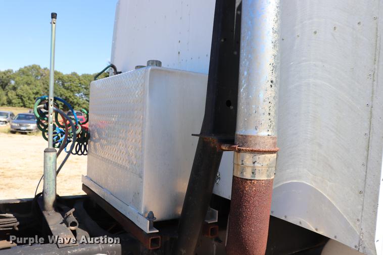 image for item ED9579 1999 International 9900 semi truck