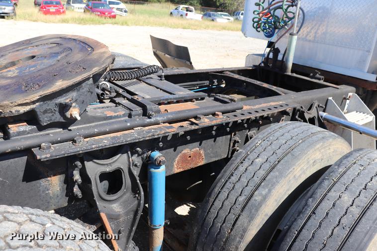 image for item ED9579 1999 International 9900 semi truck