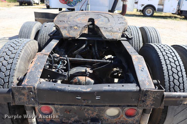 image for item ED9579 1999 International 9900 semi truck