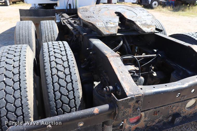 image for item ED9579 1999 International 9900 semi truck