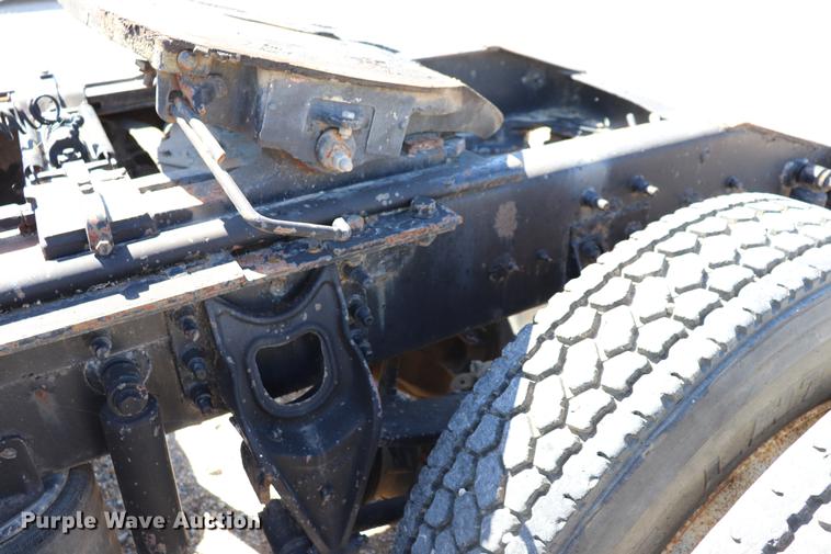 image for item ED9579 1999 International 9900 semi truck