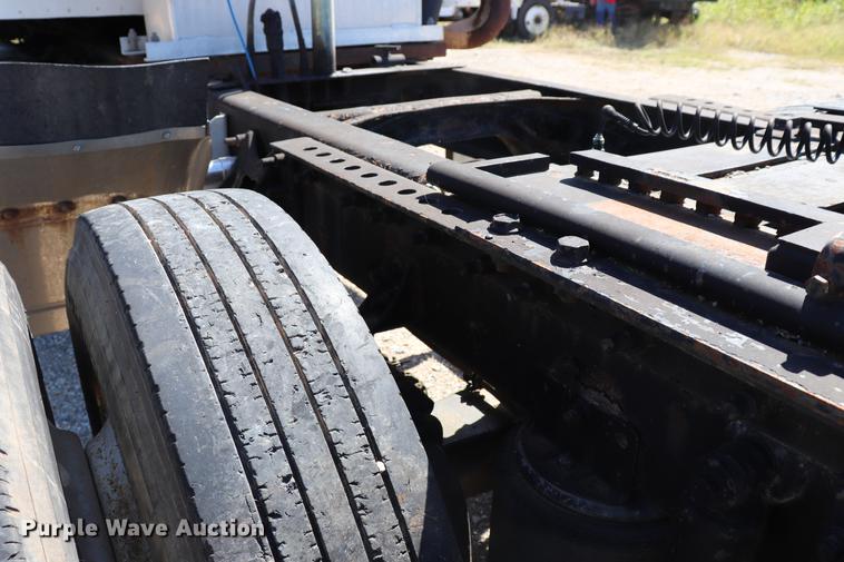 image for item ED9579 1999 International 9900 semi truck