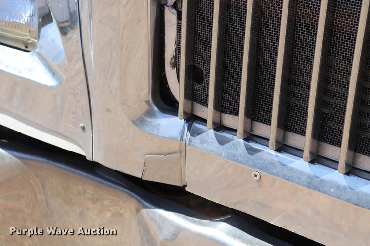 image for item ED9579 1999 International 9900 semi truck