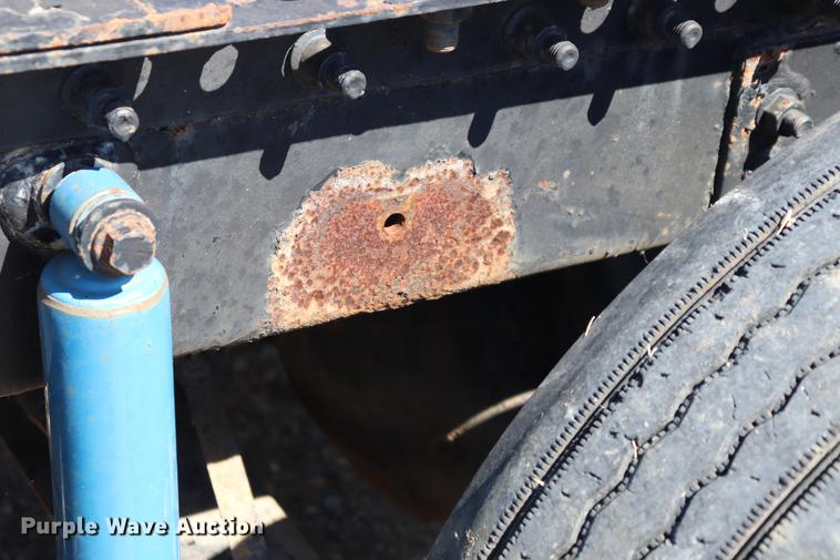 image for item ED9579 1999 International 9900 semi truck