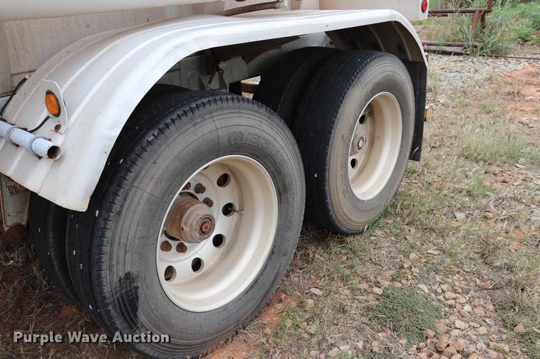 image for item ED9641 1996 Trailmaster tank trailer