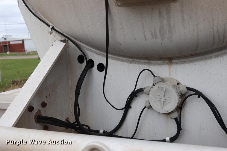 image for item ED9641 1996 Trailmaster tank trailer