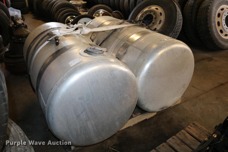 image for item EE9767 (2) Peterbilt aluminum fuel tanks