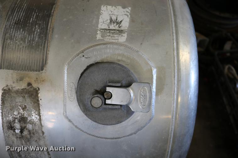 image for item EE9767 (2) Peterbilt aluminum fuel tanks