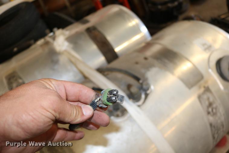 image for item EE9767 (2) Peterbilt aluminum fuel tanks