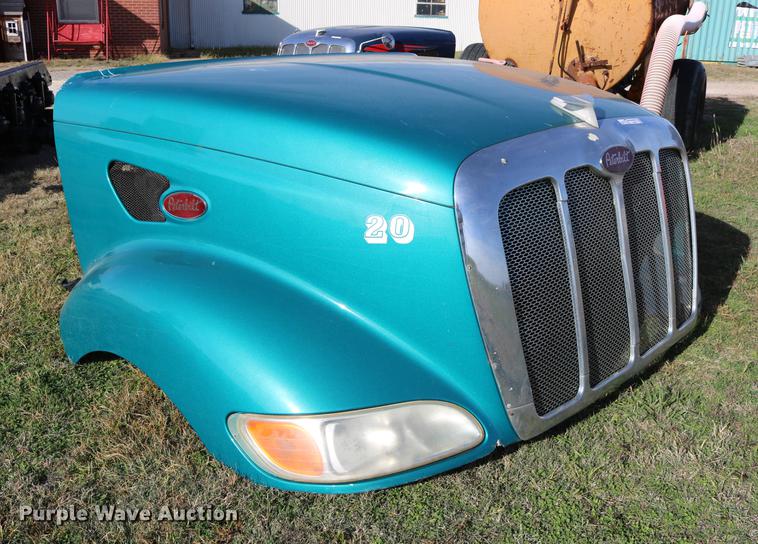 image for item EE9771 Peterbilt 387 hood