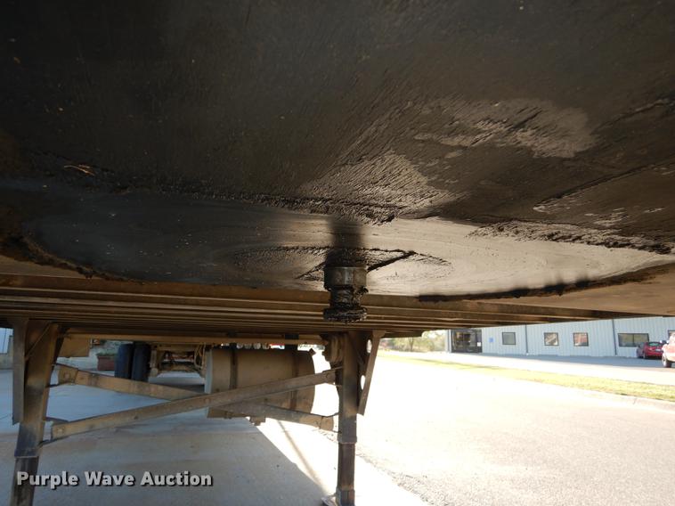 image for item K5837 2003 Utility 3000R refrigerated van trailer