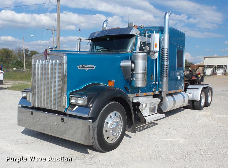 image for item K6361 2005 Kenworth W900 semi truck with tow truck attachment