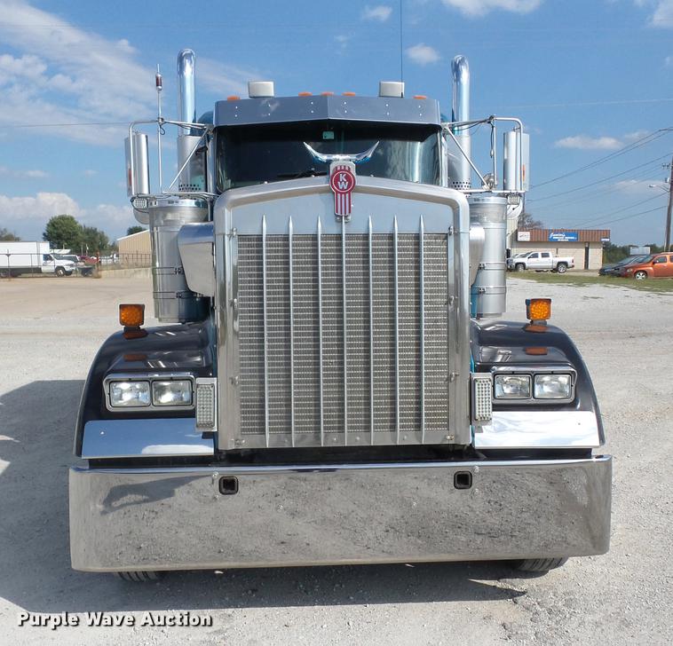 image for item K6361 2005 Kenworth W900 semi truck with tow truck attachment