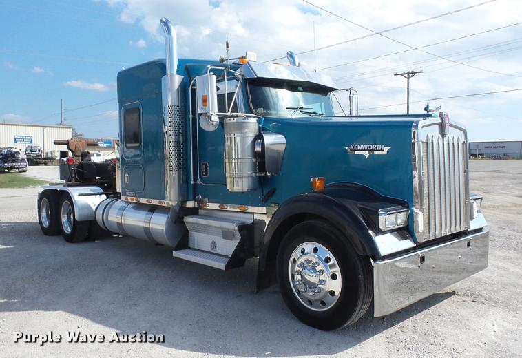 image for item K6361 2005 Kenworth W900 semi truck with tow truck attachment