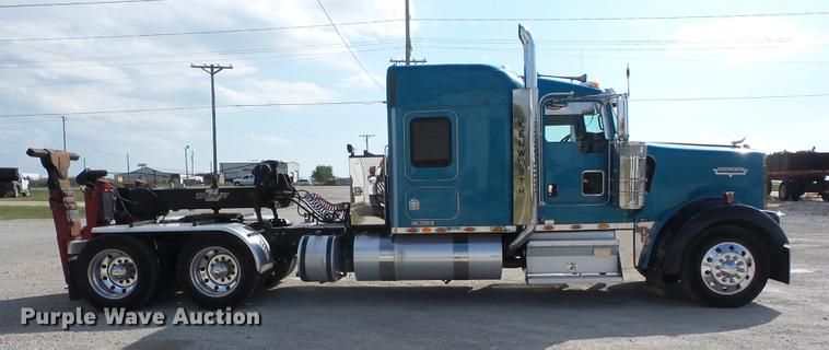 image for item K6361 2005 Kenworth W900 semi truck with tow truck attachment