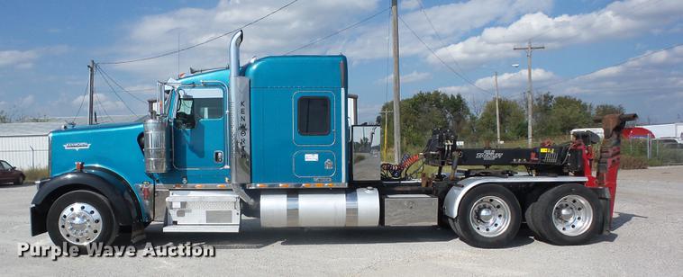 image for item K6361 2005 Kenworth W900 semi truck with tow truck attachment
