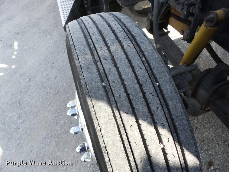 image for item K6361 2005 Kenworth W900 semi truck with tow truck attachment