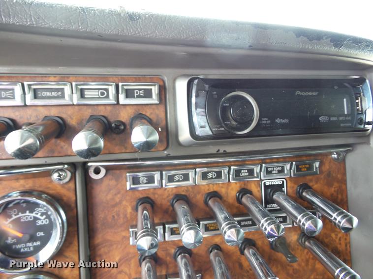 image for item K6361 2005 Kenworth W900 semi truck with tow truck attachment