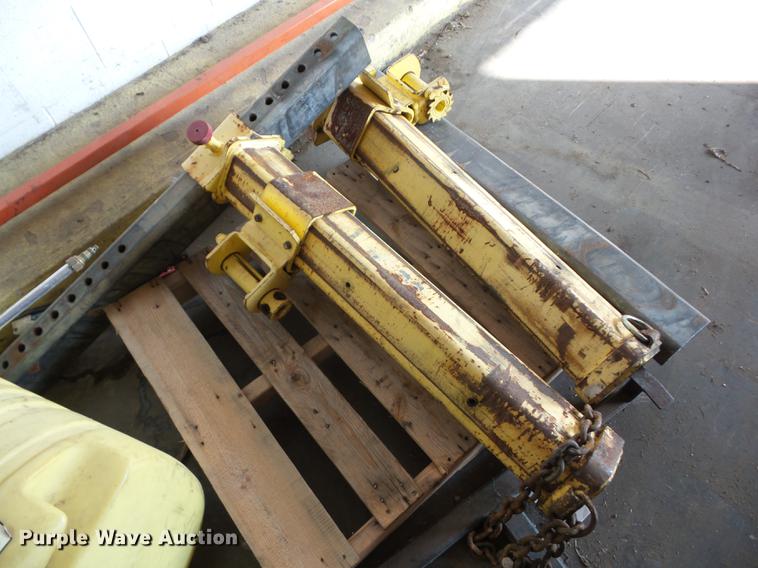 image for item K6361 2005 Kenworth W900 semi truck with tow truck attachment