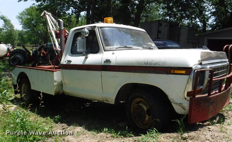 image for item CA9617 1978 Ford F350 tow truck