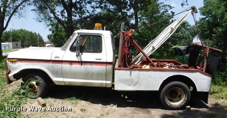 image for item CA9617 1978 Ford F350 tow truck