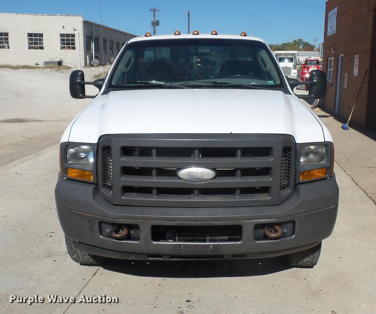 image for item DA0950 2005 Ford F350 Super Duty cab and chassis