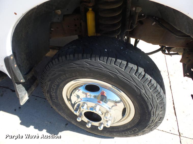 image for item DA0950 2005 Ford F350 Super Duty cab and chassis