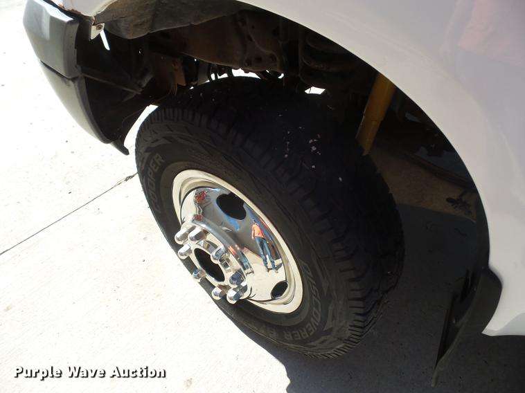 image for item DA0950 2005 Ford F350 Super Duty cab and chassis