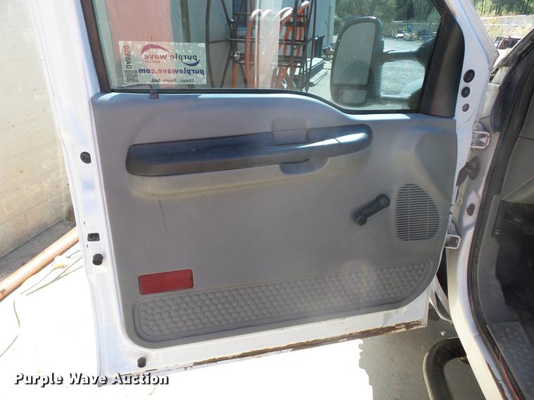 image for item DA0950 2005 Ford F350 Super Duty cab and chassis