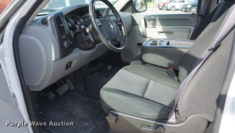 image for item DA1308 2011 Chevrolet Silverado 2500HD Crew Cab pickup truck