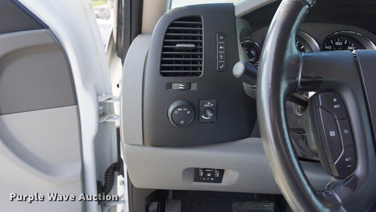 image for item DA1308 2011 Chevrolet Silverado 2500HD Crew Cab pickup truck