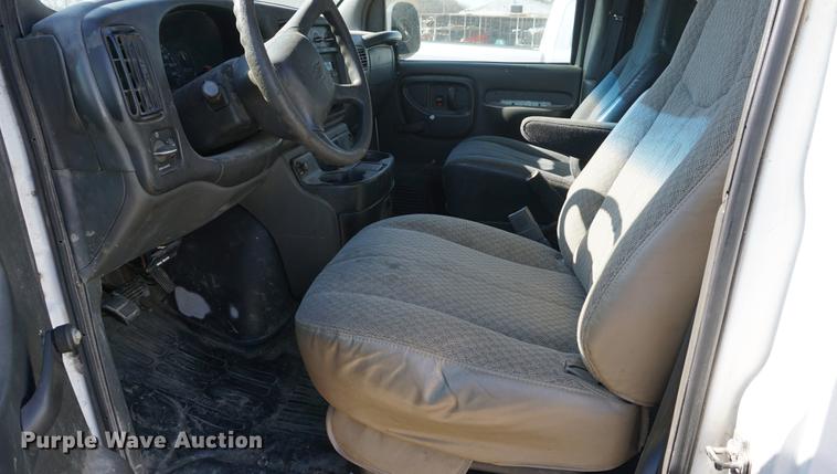 image for item DA1424 2002 Chevrolet Express 3500 Extended van