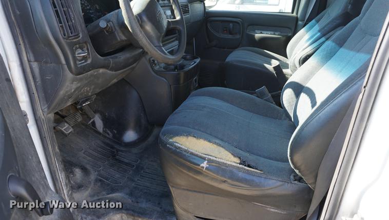 image for item DA1425 2002 Chevrolet Express 3500 Extended van