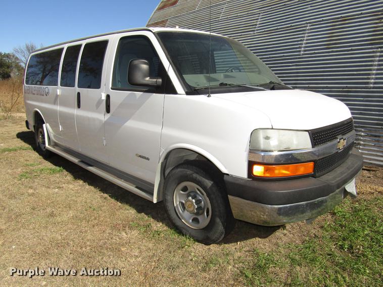 image for item DA3210 2004 Chevrolet Express 3500 Extended van
