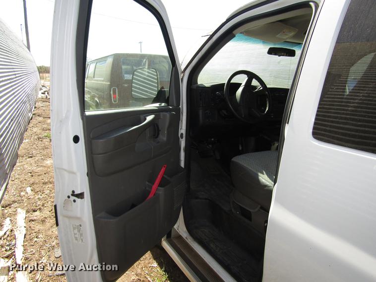 image for item DA3210 2004 Chevrolet Express 3500 Extended van