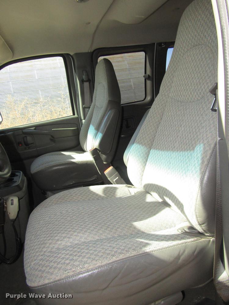 image for item DA3210 2004 Chevrolet Express 3500 Extended van