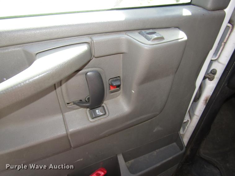 image for item DA3210 2004 Chevrolet Express 3500 Extended van