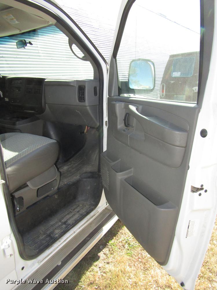 image for item DA3210 2004 Chevrolet Express 3500 Extended van