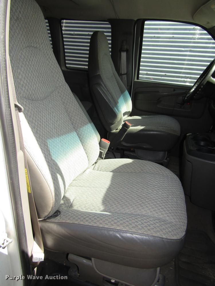 image for item DA3210 2004 Chevrolet Express 3500 Extended van