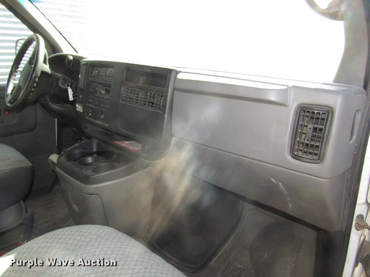 image for item DA3210 2004 Chevrolet Express 3500 Extended van